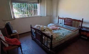 Venta, Casa 4 ambientes a refaccionar sobre lote propio de 8.66x24, Mataderos