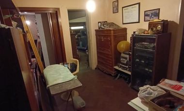 Venta, Casa 4 ambientes a refaccionar sobre lote propio de 8.66x24, Mataderos