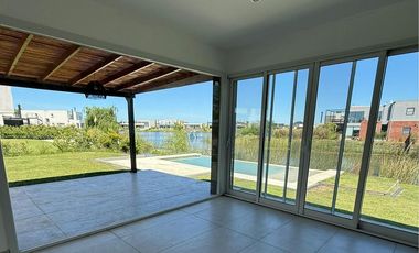 Casa en venta al lago cuatro dormitorios