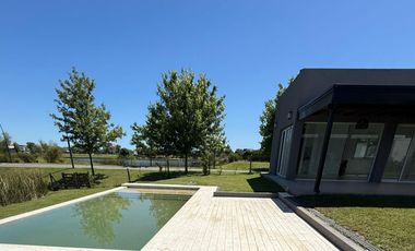 Casa en venta al lago cuatro dormitorios