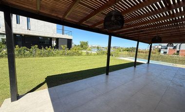 Casa en venta al lago cuatro dormitorios
