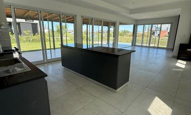 Casa en venta al lago cuatro dormitorios