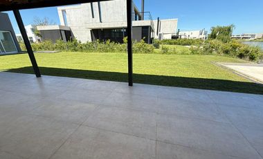 Casa en venta al lago cuatro dormitorios