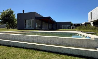 Casa en venta al lago cuatro dormitorios