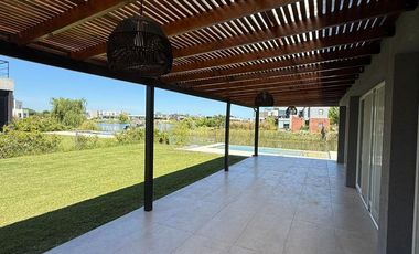 Casa en venta al lago cuatro dormitorios