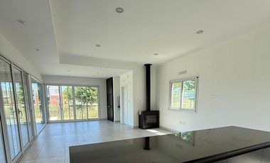 Casa en venta al lago cuatro dormitorios