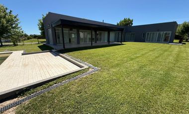 Casa en venta al lago cuatro dormitorios