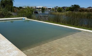 Casa en venta al lago cuatro dormitorios