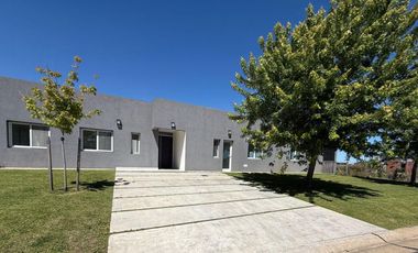 Casa en venta al lago cuatro dormitorios