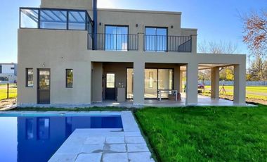 Casa en venta - 4 Dormitorios 4 Baños - Moreno