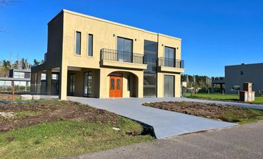 Casa en venta - 4 Dormitorios 4 Baños - Moreno