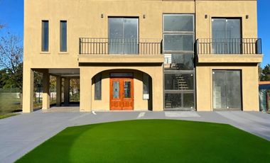 Casa en venta - 4 Dormitorios 4 Baños - Moreno