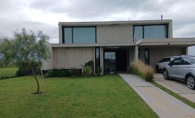 CASA VENTA  BARRIO SAN SEBASTIÁN AREA 8