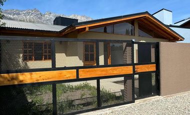 Casa en venta - 2 Dormitorios 1 Baño - Cochera - 125Mts2 - El Bolsón