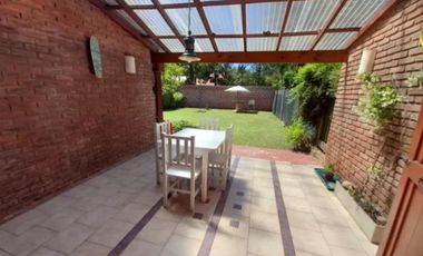 Casa en venta - 5 Dormitorios 4 Baños - Cochera - 430Mts2 - Mar del Plata