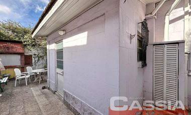 CHALET INGLES EN ESQUINA, LOTE 231m2, DOS DORMITORIOS, JARDIN, GARAGE, CTO.ENCERES, BAULERA 2 BAÑOS