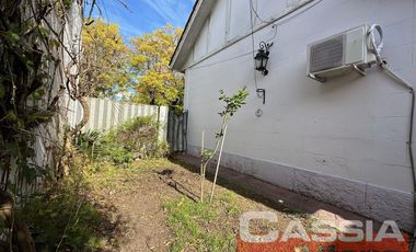 CHALET INGLES EN ESQUINA, LOTE 231m2, DOS DORMITORIOS, JARDIN, GARAGE, CTO.ENCERES, BAULERA 2 BAÑOS