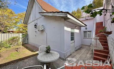 CHALET INGLES EN ESQUINA, LOTE 231m2, DOS DORMITORIOS, JARDIN, GARAGE, CTO.ENCERES, BAULERA 2 BAÑOS