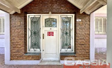 CHALET INGLES EN ESQUINA, LOTE 231m2, DOS DORMITORIOS, JARDIN, GARAGE, CTO.ENCERES, BAULERA 2 BAÑOS