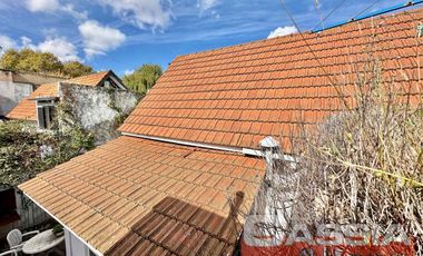 CHALET INGLES EN ESQUINA, LOTE 231m2, DOS DORMITORIOS, JARDIN, GARAGE, CTO.ENCERES, BAULERA 2 BAÑOS