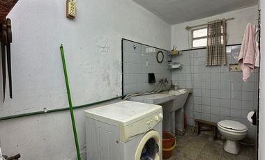 CHALET INGLES EN ESQUINA, LOTE 231m2, DOS DORMITORIOS, JARDIN, GARAGE, CTO.ENCERES, BAULERA 2 BAÑOS