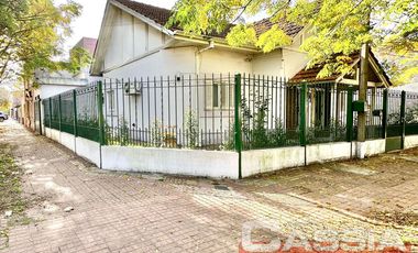 CHALET INGLES EN ESQUINA, LOTE 231m2, DOS DORMITORIOS, JARDIN, GARAGE, CTO.ENCERES, BAULERA 2 BAÑOS