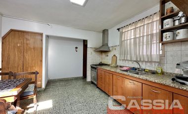 CHALET INGLES EN ESQUINA, LOTE 231m2, DOS DORMITORIOS, JARDIN, GARAGE, CTO.ENCERES, BAULERA 2 BAÑOS