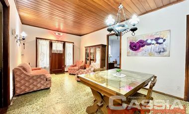 CHALET INGLES EN ESQUINA, LOTE 231m2, DOS DORMITORIOS, JARDIN, GARAGE, CTO.ENCERES, BAULERA 2 BAÑOS