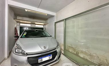 CHALET INGLES EN ESQUINA, LOTE 231m2, DOS DORMITORIOS, JARDIN, GARAGE, CTO.ENCERES, BAULERA 2 BAÑOS