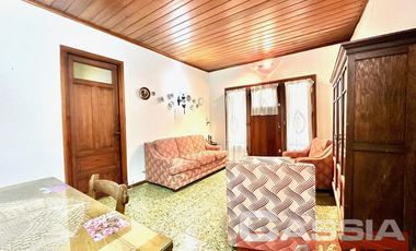 CHALET INGLES EN ESQUINA, LOTE 231m2, DOS DORMITORIOS, JARDIN, GARAGE, CTO.ENCERES, BAULERA 2 BAÑOS