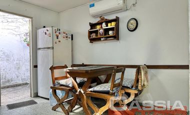 CHALET INGLES EN ESQUINA, LOTE 231m2, DOS DORMITORIOS, JARDIN, GARAGE, CTO.ENCERES, BAULERA 2 BAÑOS