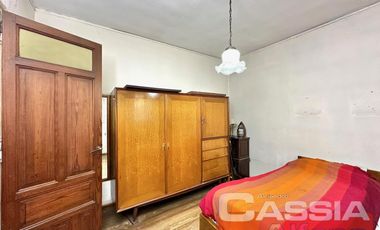 CHALET INGLES EN ESQUINA, LOTE 231m2, DOS DORMITORIOS, JARDIN, GARAGE, CTO.ENCERES, BAULERA 2 BAÑOS