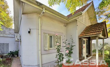 CHALET INGLES EN ESQUINA, LOTE 231m2, DOS DORMITORIOS, JARDIN, GARAGE, CTO.ENCERES, BAULERA 2 BAÑOS