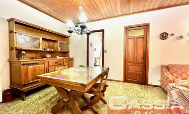 CHALET INGLES EN ESQUINA, LOTE 231m2, DOS DORMITORIOS, JARDIN, GARAGE, CTO.ENCERES, BAULERA 2 BAÑOS