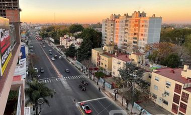 IMPECABLE DEPTO. 3 AMBIENTES EN 8VO PISO AL FRENTE BALCON CORRIDO FRENTE A ESTACION R.ESCALADA