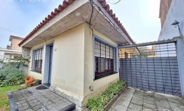 Venta casa de 2 ambientes con patio y quincho en Wilde