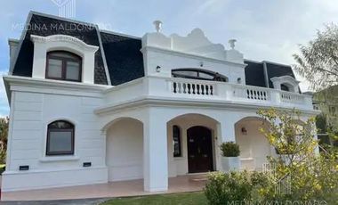 Alquiler Casa de 4 Ambientes con Pileta - Club de Campo Abril