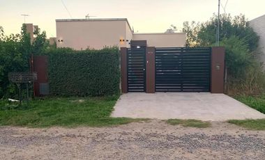 Casa en venta . 2 Dormitorios 1 Baño - Cochera - 260Mts2 - Lisandro Olmos