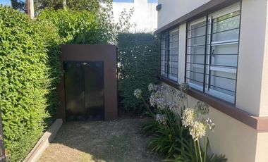 Casa en venta . 2 Dormitorios 1 Baño - Cochera - 260Mts2 - Lisandro Olmos