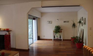 Casa en venta - 3 Dormitorios 3 Baños - Cochera - 435Mts2 - Adrogue