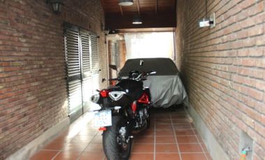 Casa en venta - 3 Dormitorios 3 Baños - Cochera - 435Mts2 - Adrogue