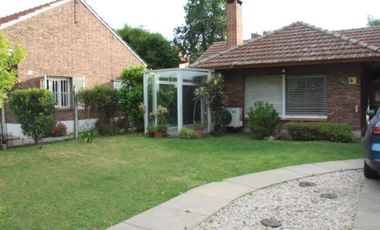 Casa en venta - 3 Dormitorios 3 Baños - Cochera - 435Mts2 - Adrogue