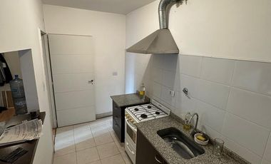 VICENTE LOPEZ, DEPARTAMENTO MONOAMBIENTE CON BALCÓN ATERRAZADO, PARRILLA Y COCHERA