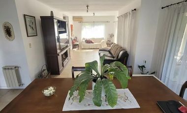 Casa en venta - 5 Dormitorios 3 Baños - 800mts2 - Pilar