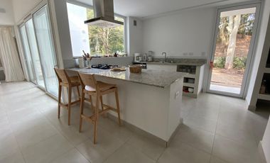 ALQUILER TEMPORAL, CASA, BARRIO BOSQUE, LOTE AL 100, 5 AMBIENTES