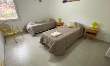 ALQUILER TEMPORAL, CASA, BARRIO BOSQUE, LOTE AL 100, 5 AMBIENTES