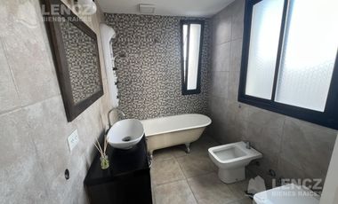 Venta Casa 4 ambientes con Cocheras, Piscina, Jardin, Barrio Privado Los Troncos Berazategui