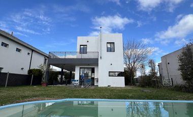 Venta Casa 4 ambientes con Cocheras, Piscina, Jardin, Barrio Privado Los Troncos Berazategui