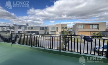 Venta Casa 4 ambientes con Cocheras, Piscina, Jardin, Barrio Privado Los Troncos Berazategui