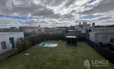 Venta Casa 4 ambientes con Cocheras, Piscina, Jardin, Barrio Privado Los Troncos Berazategui